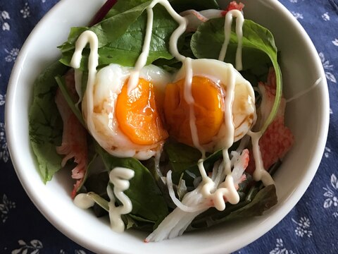 ベビーリーフとカニカマの温泉卵丼